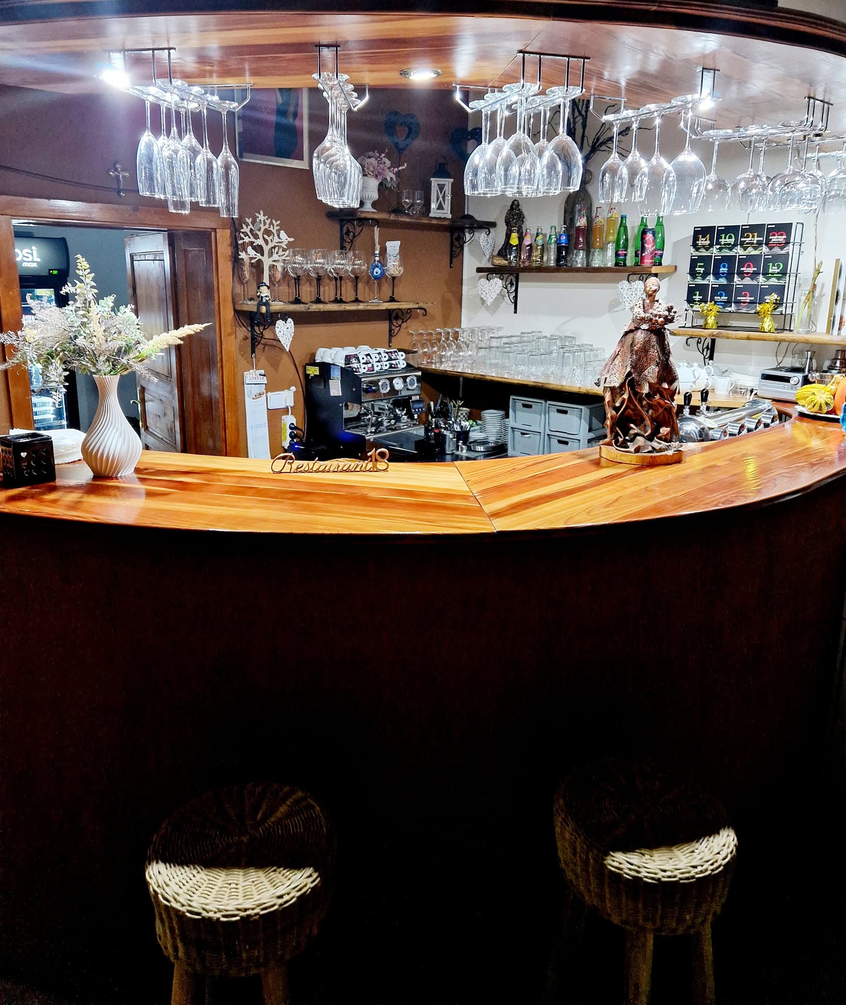 Autentický bar v Top restaurant 18 v Šuranoch